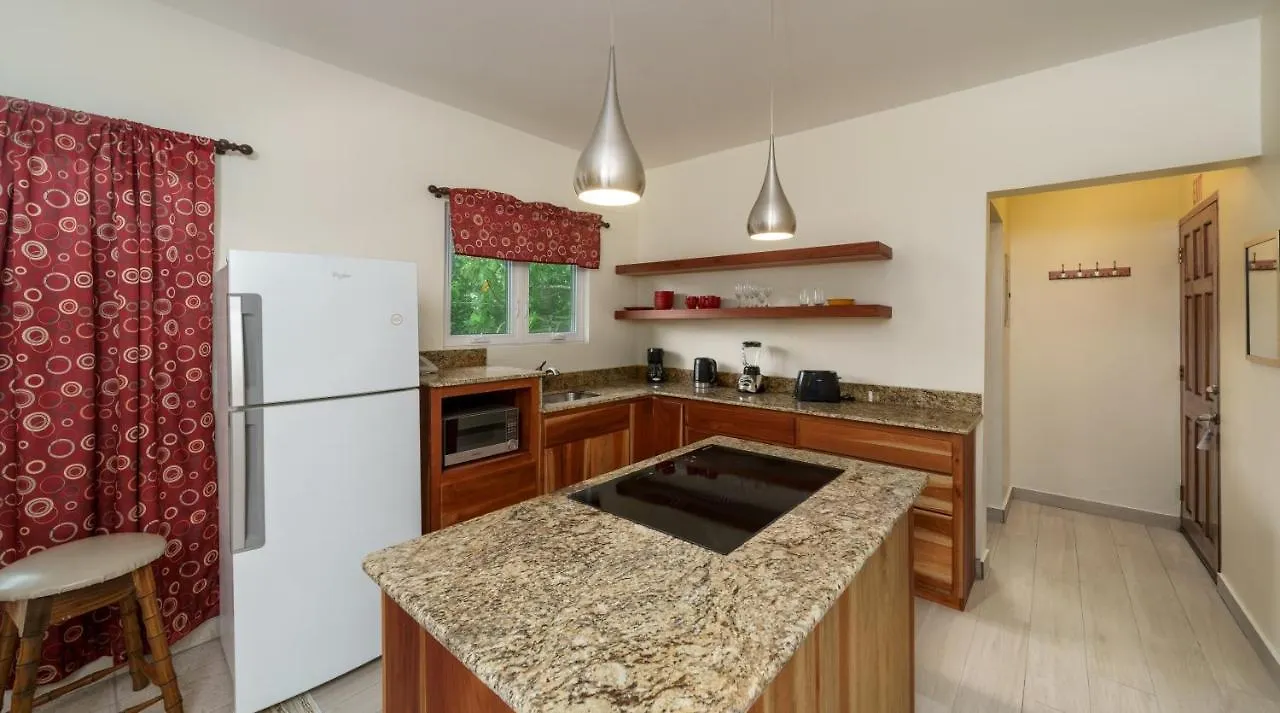 מלון Beach House Condos, נגריל