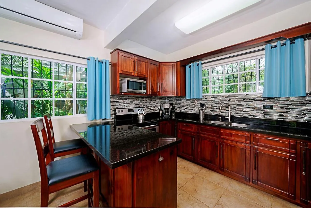 Beach House Condos, נגריל ג'מייקה