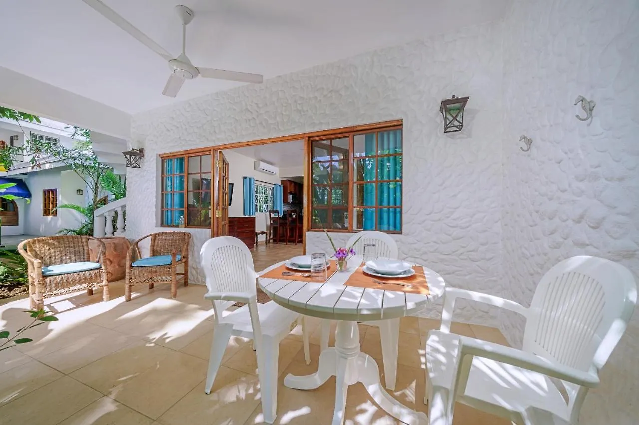 Beach House Condos, נגריל