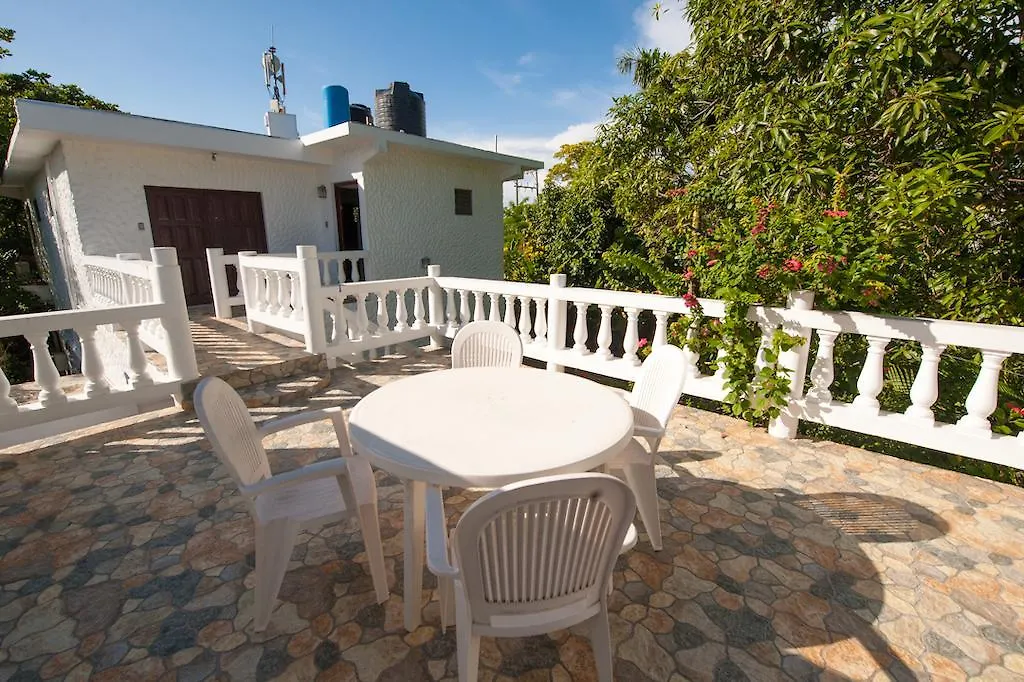 מלון Beach House Condos, נגריל