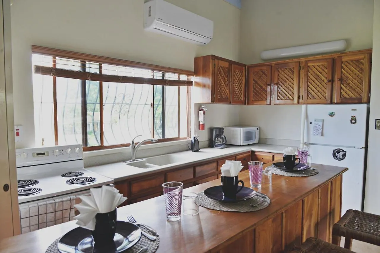 Beach House Condos, נגריל מלון